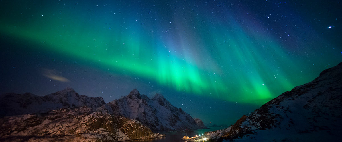 Vista nocturna de la aurora boreal