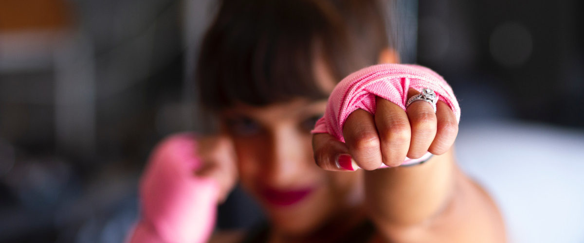 Mujer boxeando